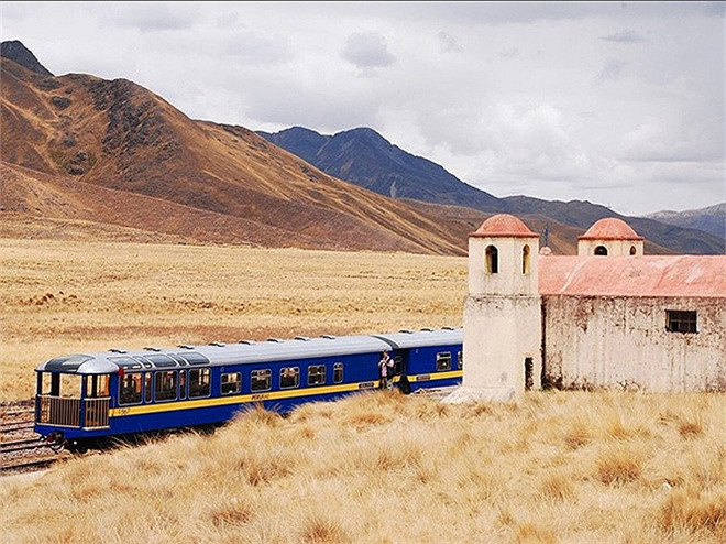 Andean Explorer ở Peru: Chuyến tàu đưa du khách khám phá vùng cao nguyên của nước này. Những cánh cửa sổ giúp nhìn toàn cảnh và cả khung cửa trên mái để ngắm bầu trời rất đẹp.