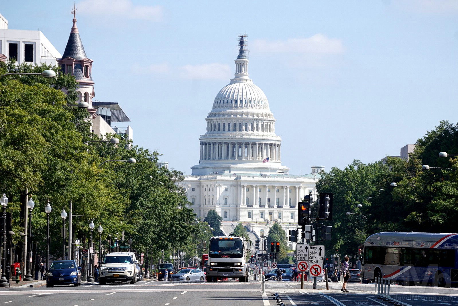 Bạn cũng có thể dạo bước trên đại lộ Pennsylvania Avenue