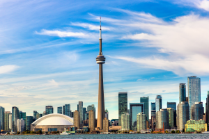 CN Tower có chiều cao lên đến khoảng 553 mét . Đây là một trong những cấu trúc cao nhất trên thế giới và là biểu tượng của Toronto