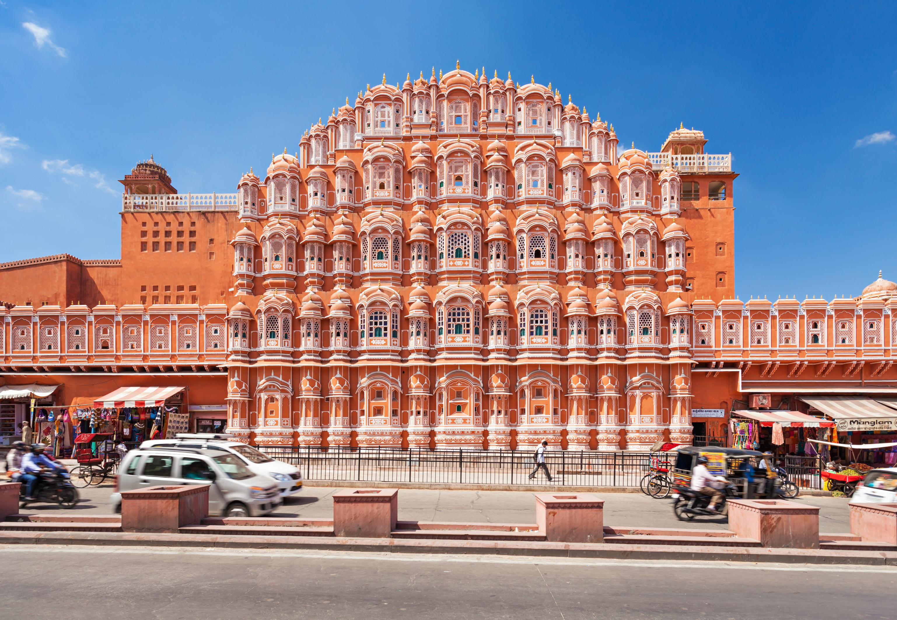 Cung điện gió Hawa Mahal là một trong những địa điểm nổi tiếng nhất Jaipur