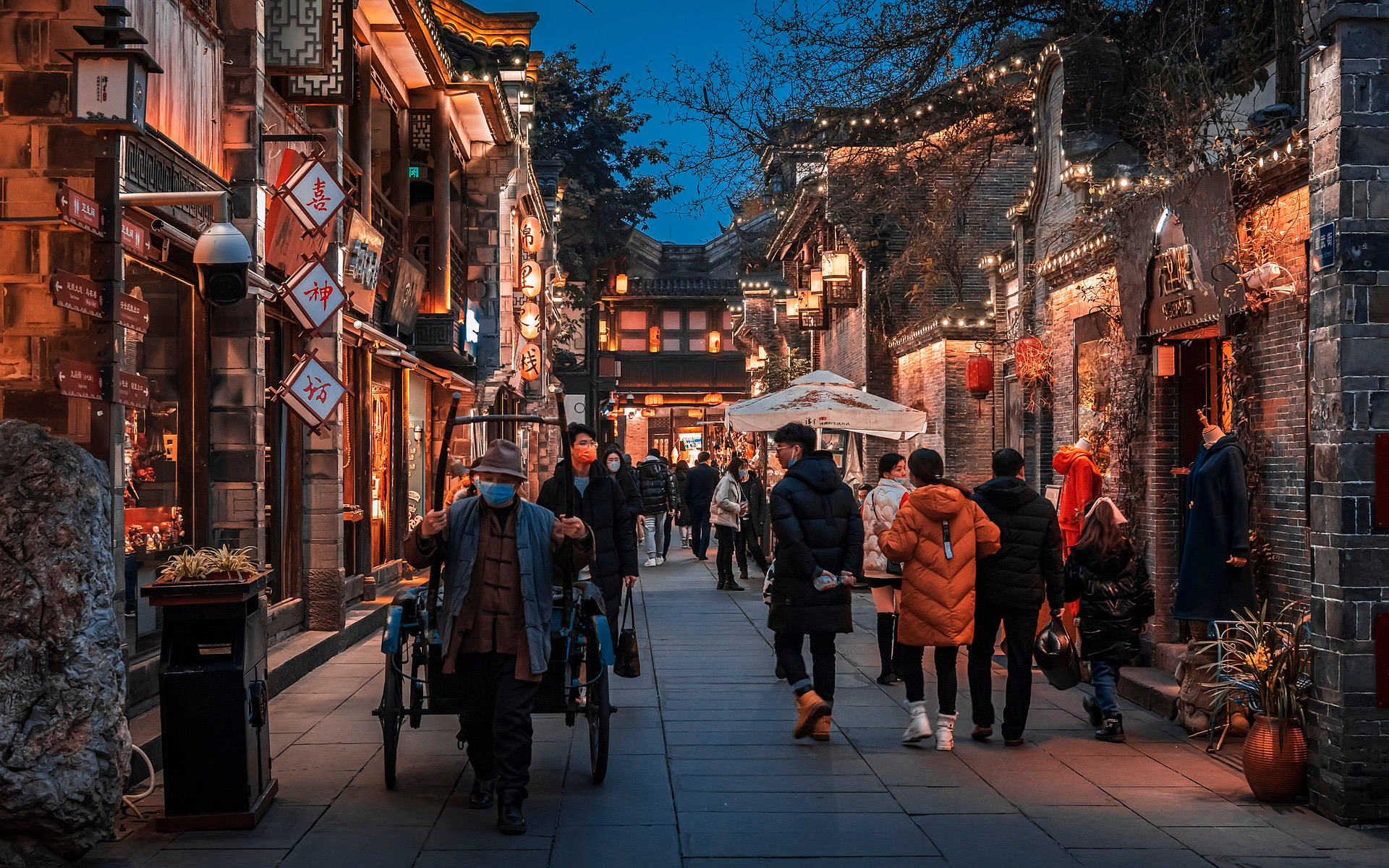 Jinli Ancient Street là một khu phố cổ mà bạn có thể thưởng thức ẩm thực truyền thống tại Thành Đô