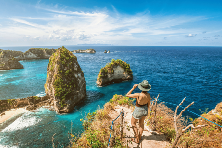 Nusa Penida là điểm đến lý tưởng cho những ai muốn trải nghiệm không gian yên bình và gần gũi với thiên nhiên