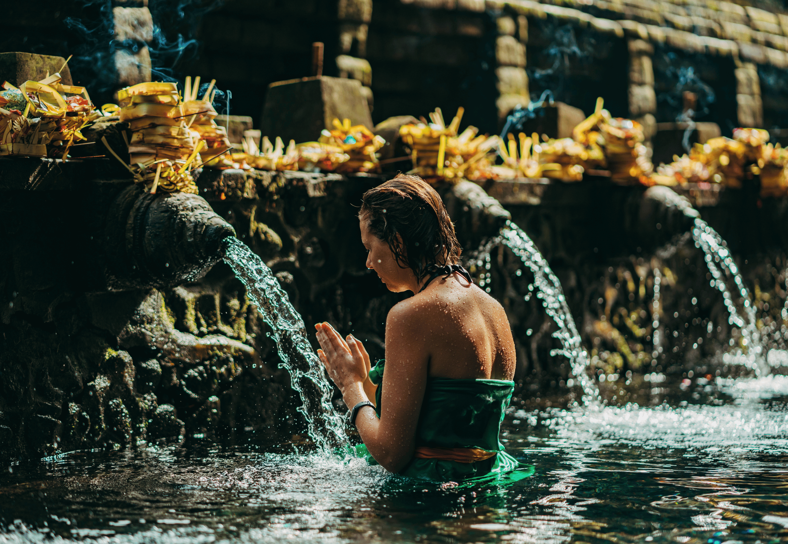 Tại Đền Tirta Empul, bạn sẽ được ngâm mình trong dòng suối trong lành từ nguồn nước suối thiêng liêng