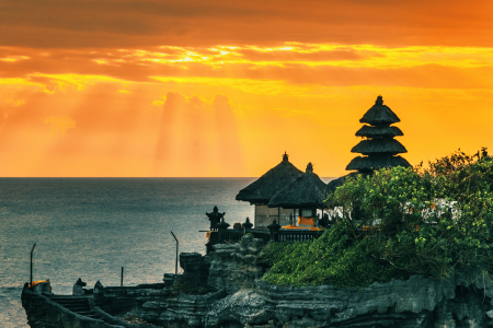 Điều đặc biệt về đền này chính là vị trí của nó - Đền Tanah Lot nằm trên một mảnh đá nổi bật giữa biển, tạo nên một phong cảnh đẹp mê hồn