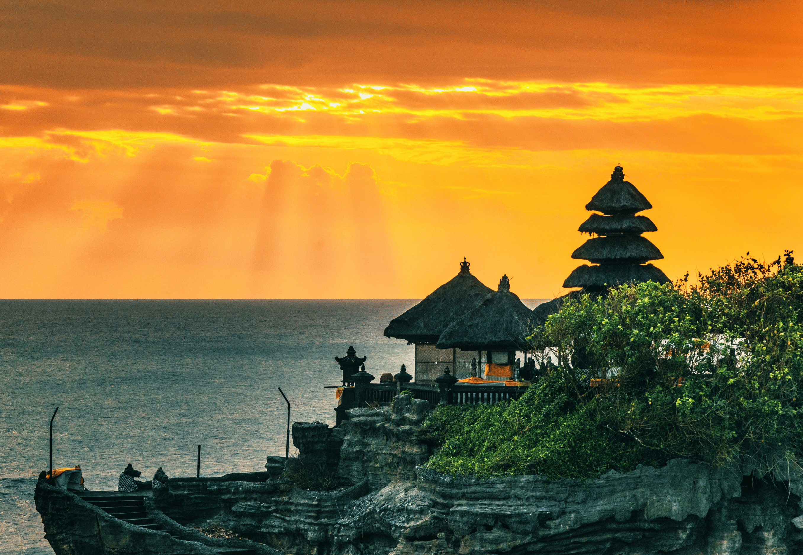 Điều đặc biệt về đền này chính là vị trí của nó - Đền Tanah Lot nằm trên một mảnh đá nổi bật giữa biển, tạo nên một phong cảnh đẹp mê hồn