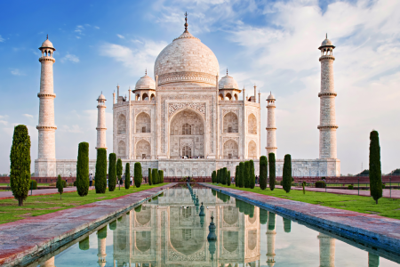 Nằm tại thành phố Agra Đền Taj Mahal  biểu tượng cho tình yêu vĩnh cửu của Ấn Độ