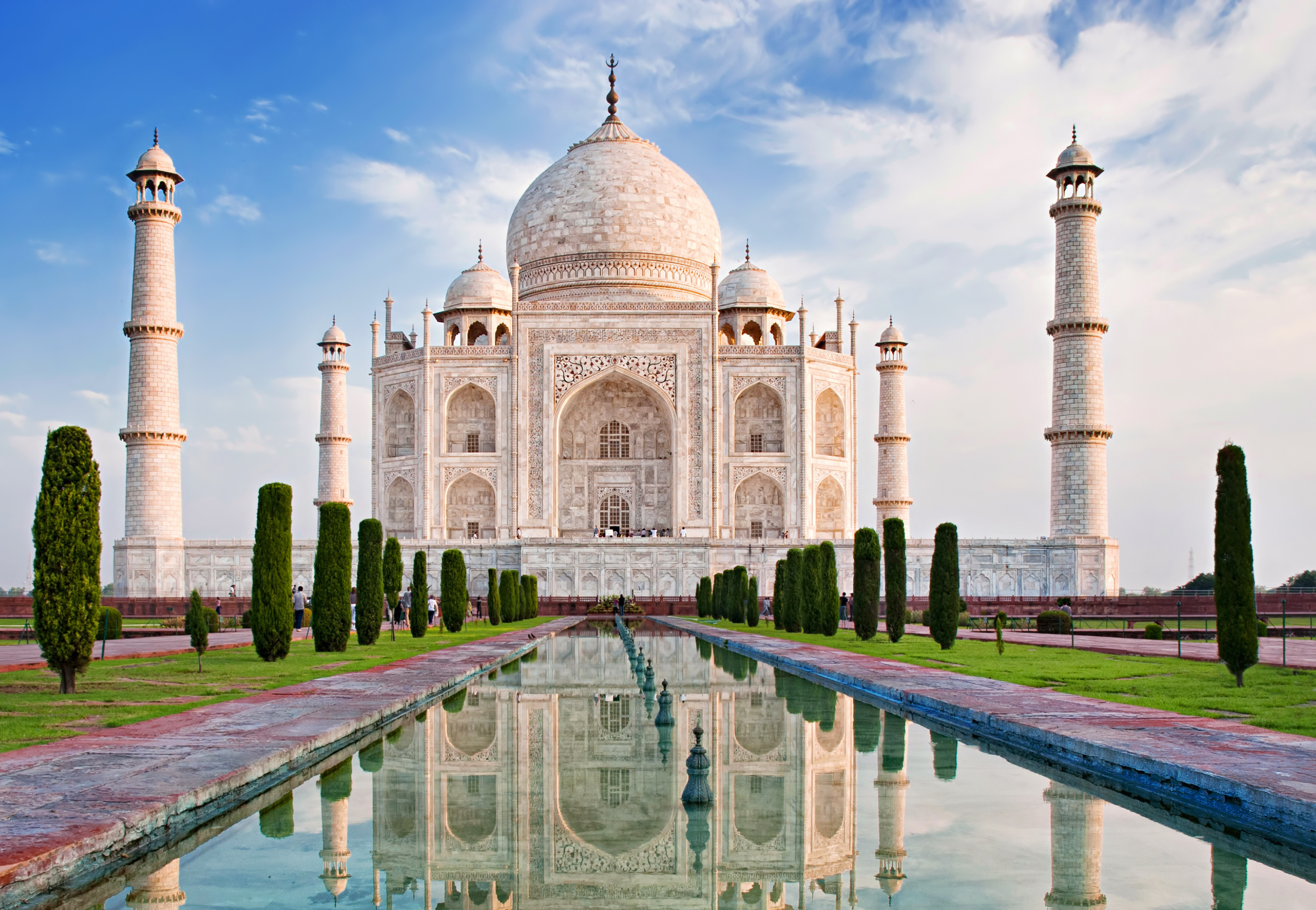 Nằm tại thành phố Agra Đền Taj Mahal  biểu tượng cho tình yêu vĩnh cửu của Ấn Độ