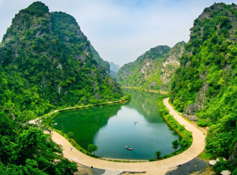 Tuyet Tinh Coc is a hidden gem with crystal-clear waters, dramatic limestone cliffs, and peaceful scenery, making it a highlight of the Hoa Lu Trang An Mua Cave Tour.