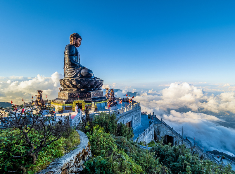 The beauty of Sapa lies in its breathtaking mountain landscapes, terraced rice fields, and peaceful valleys surrounded by misty peaks.