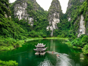 Trang An Mua Cave Tour 1 Day is the perfect way to explore breathtaking limestone landscapes, scenic boat rides, and the panoramic views from Mua Cave.