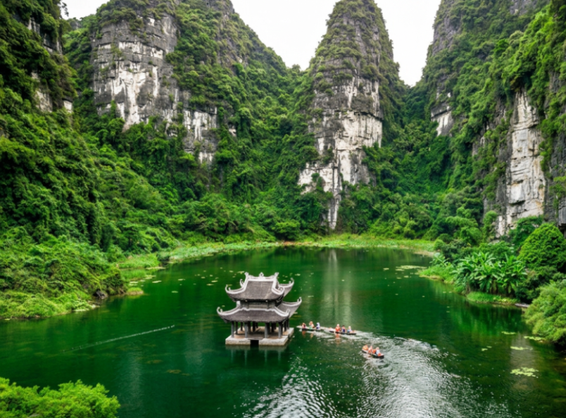 Trang An Mua Cave Tour 1 Day is the perfect way to explore breathtaking limestone landscapes, scenic boat rides, and the panoramic views from Mua Cave.