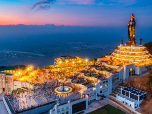 Mekong Delta 6 Provinces Tour takes you on an unforgettable journey through vibrant floating markets, peaceful waterways, tropical orchards, and the diverse cultural heritage of southern Vietnam.