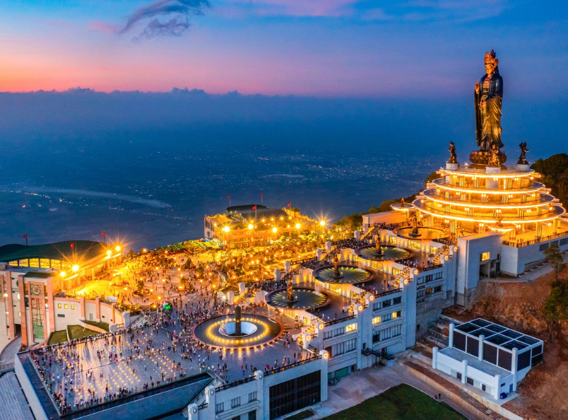 Mekong Delta 6 Provinces Tour takes you on an unforgettable journey through vibrant floating markets, peaceful waterways, tropical orchards, and the diverse cultural heritage of southern Vietnam.