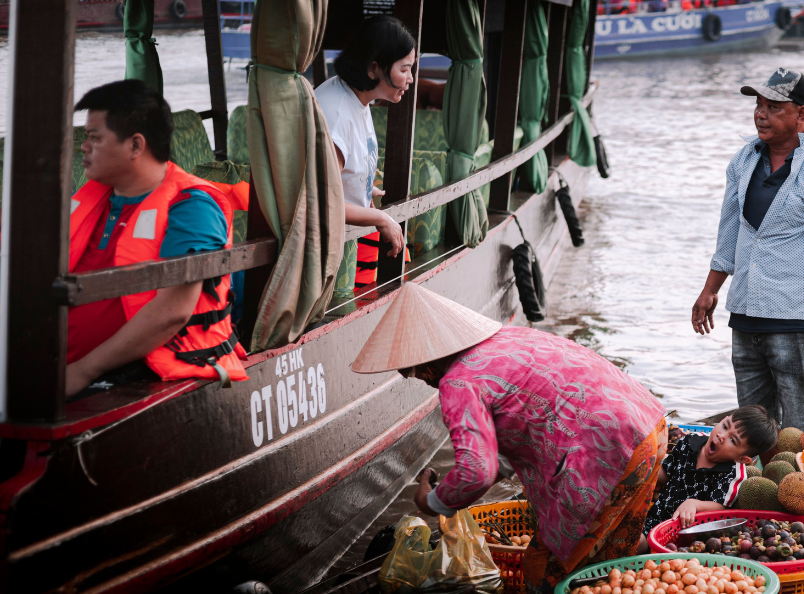 A Southern Vietnam Tour takes you to Cai Rang Floating Market, one of the largest and most iconic floating markets in the Mekong Delta.