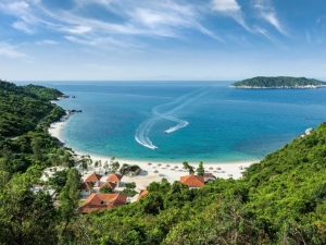 Cham Island is a beautiful tropical destination known for its crystal-clear waters, pristine beaches, vibrant coral reefs, and rich marine biodiversity.