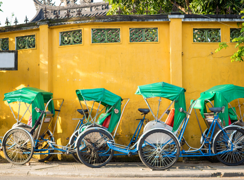Hoi An offers a perfect blend of ancient history, colorful lanterns, delicious local cuisine, and traditional Vietnamese culture.