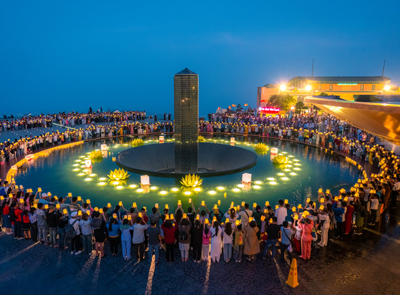 Southern Vietnam Tour offers an unforgettable journey through vibrant cities, lush Mekong Delta waterways, historic landmarks, and the rich culture of southern Vietnam.