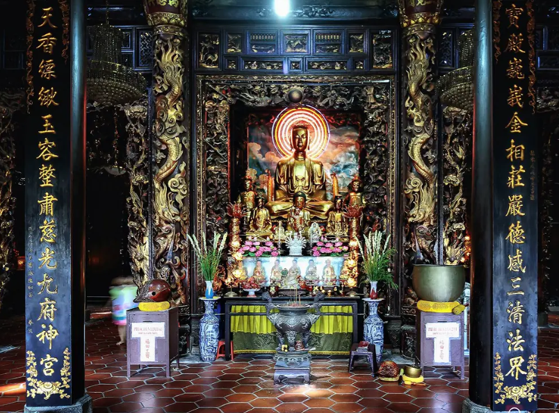 Vinh Trang Pagoda is a must-visit cultural landmark featuring magnificent Buddha statues, lush gardens, and rich religious heritage in southern Vietnam.