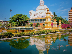 Vinh Trang Pagoda is one of the most beautiful Buddhist temples in the Mekong Delta, renowned for its unique architecture and peaceful surroundings.