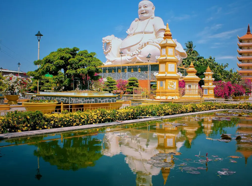 Vinh Trang Pagoda is one of the most beautiful Buddhist temples in the Mekong Delta, renowned for its unique architecture and peaceful surroundings.